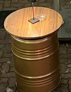 Stehtisch Fass/Tonne - matt gold mit Holzplatte